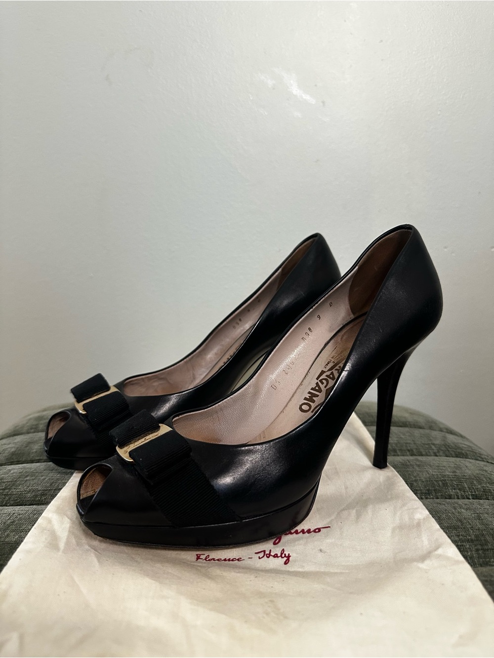 Salvatore Ferragamo Vara Bow Peep Toe Platform Pumps Black 9 B - Picture 3 of 7